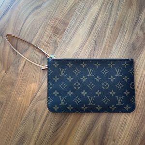 ✨Louis Vuitton Neverfull Wristlet Pouch
